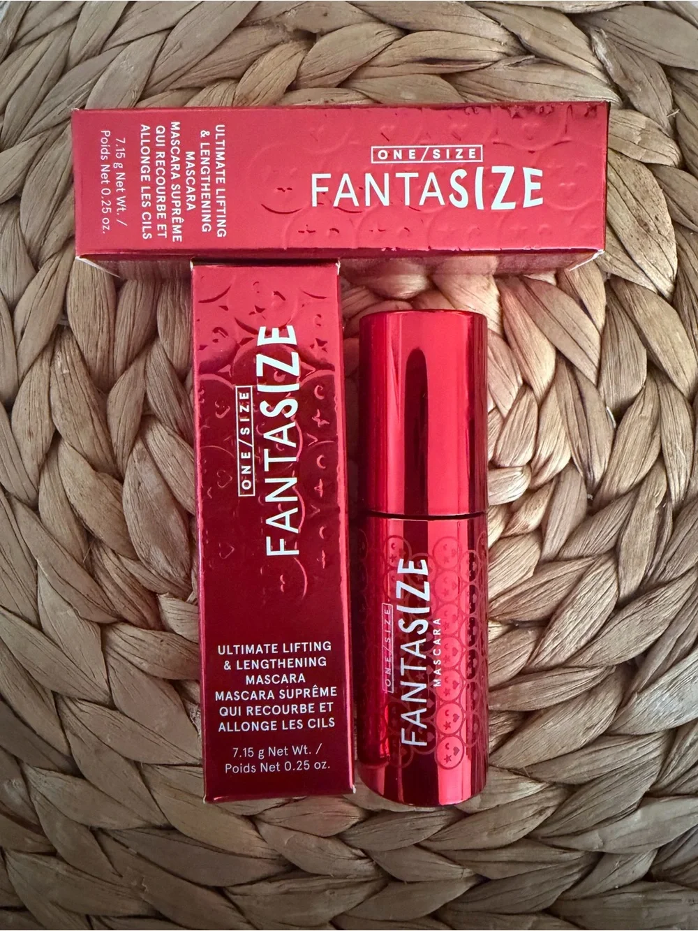ONE/SIZE Red Lip or Eye Cosmetic Compact - Fantasize